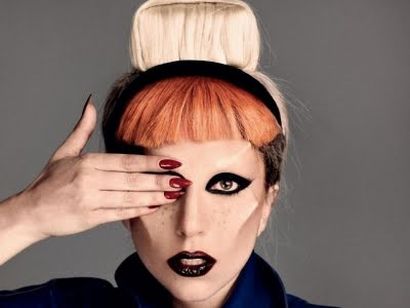 Lady Gaga pobláznila USA, prodala přes milion desek. Má to ale háček